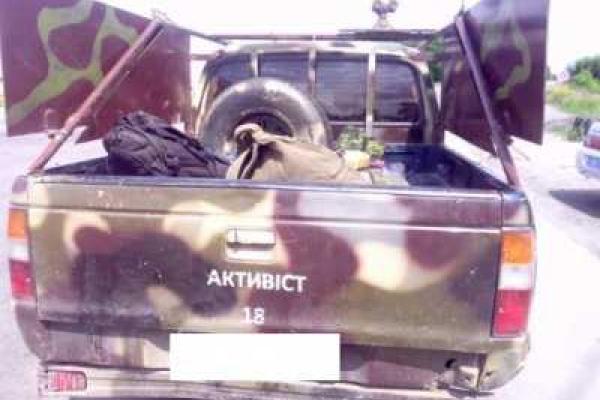На Днепропетровщине инспекторы ГАИ остановили авто с оружием, вывезенным из зоны АТО На Днепропетровщине инспекторы ГАИ остановили авто с оружием, вывезенным из зоны АТО