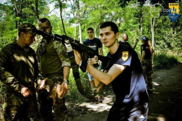В Мариуполе бойцы полка "Азов" провели обучение военному делу всех желающих
