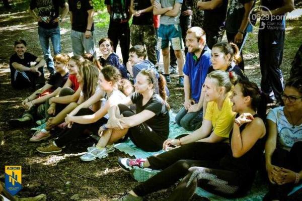 В Мариуполе бойцы полка "Азов" провели обучение военному делу всех желающих