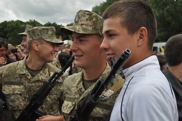 Новая экипировка: в ВСУ поступили полевые кепки -"мазепинки" Новая экипировка: в ВСУ поступили полевые кепки -"мазепинки"