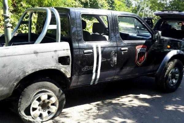 Фоторепортаж: во время отступления бойцы ПС бросили джипы и тело погибшего Фоторепортаж: во время отступления бойцы ПС бросили джипы и тело погибшего