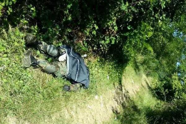 Фоторепортаж: во время отступления бойцы ПС бросили джипы и тело погибшего Фоторепортаж: во время отступления бойцы ПС бросили джипы и тело погибшего