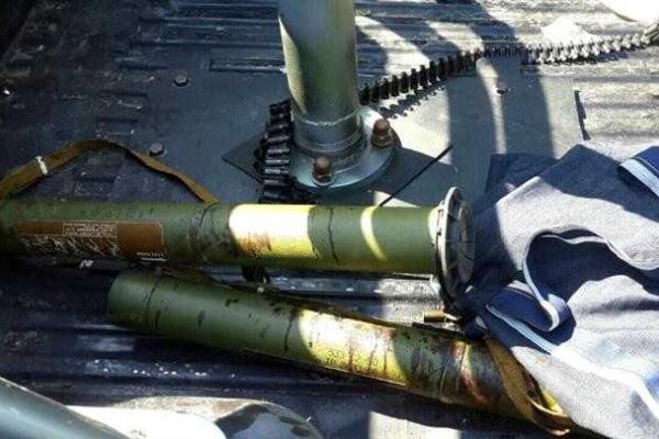 Фоторепортаж: во время отступления бойцы ПС бросили джипы и тело погибшего Фоторепортаж: во время отступления бойцы ПС бросили джипы и тело погибшего