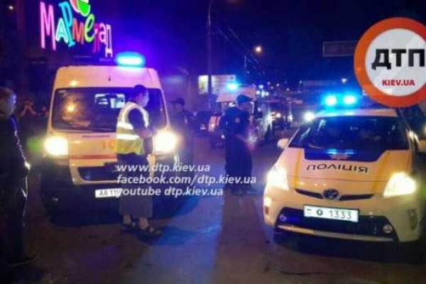 В Киеве ночью пьяный водитель устроил масштабное ДТП В Киеве ночью пьяный водитель устроил масштабное ДТП