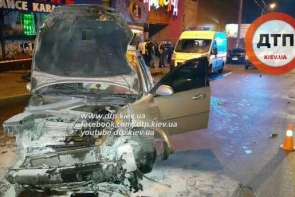 В Киеве ночью пьяный водитель устроил масштабное ДТП В Киеве ночью пьяный водитель устроил масштабное ДТП