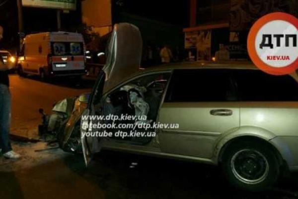 В Киеве ночью пьяный водитель устроил масштабное ДТП В Киеве ночью пьяный водитель устроил масштабное ДТП
