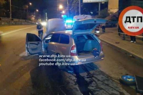 В Киеве ночью пьяный водитель устроил масштабное ДТП В Киеве ночью пьяный водитель устроил масштабное ДТП