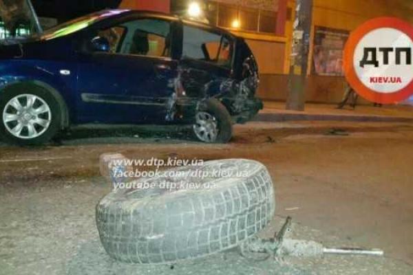 В Киеве ночью пьяный водитель устроил масштабное ДТП В Киеве ночью пьяный водитель устроил масштабное ДТП