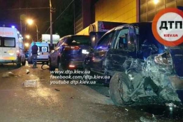 В Киеве ночью пьяный водитель устроил масштабное ДТП В Киеве ночью пьяный водитель устроил масштабное ДТП