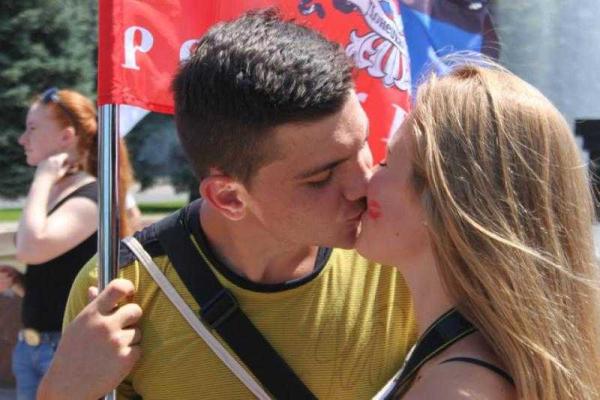 Фотоальбом: Всемирный день поцелуя в оккупированной Горловке