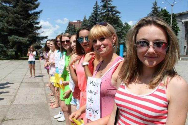 Фотоальбом: Всемирный день поцелуя в оккупированной Горловке