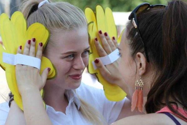 Фотоальбом: Всемирный день поцелуя в оккупированной Горловке
