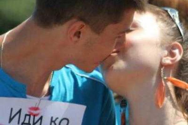 Фотоальбом: Всемирный день поцелуя в оккупированной Горловке