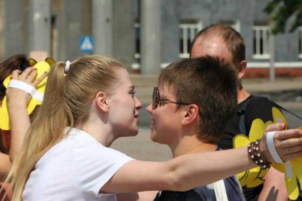 Фотоальбом: Всемирный день поцелуя в оккупированной Горловке