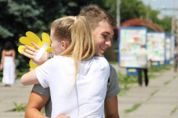 Фотоальбом: Всемирный день поцелуя в оккупированной Горловке