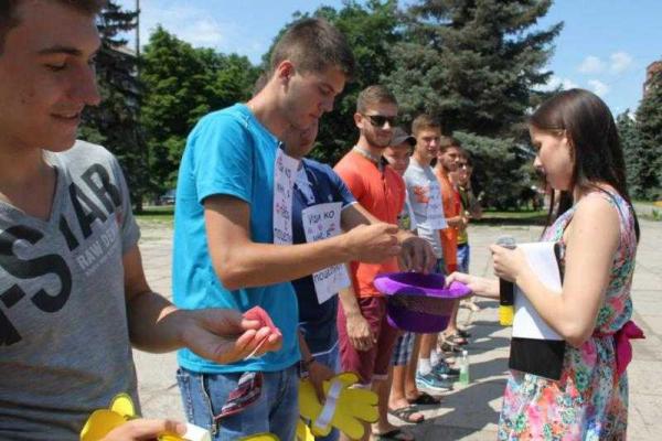Фотоальбом: Всемирный день поцелуя в оккупированной Горловке