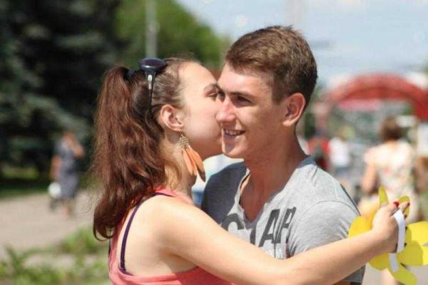 Фотоальбом: Всемирный день поцелуя в оккупированной Горловке