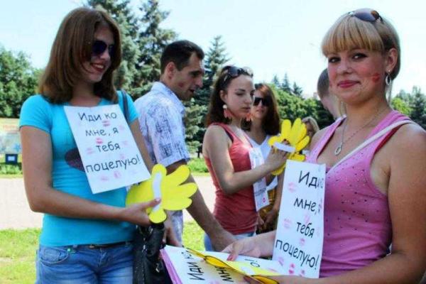 Фотоальбом: Всемирный день поцелуя в оккупированной Горловке