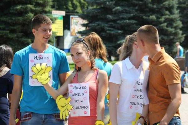 Фотоальбом: Всемирный день поцелуя в оккупированной Горловке