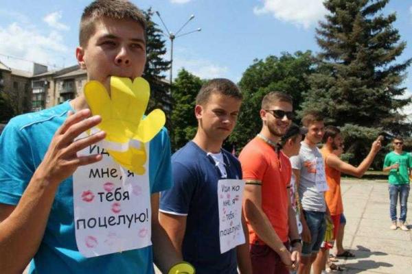 Фотоальбом: Всемирный день поцелуя в оккупированной Горловке