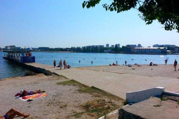 Фотоальбом: Разгар курортного сезона - пустые пляжи и пансионаты, скучающие продавцы и бармены Фотоальбом: Разгар курортного сезона - пустые пляжи и пансионаты, скучающие продавцы и бармены