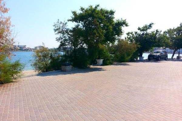 Фотоальбом: Разгар курортного сезона - пустые пляжи и пансионаты, скучающие продавцы и бармены Фотоальбом: Разгар курортного сезона - пустые пляжи и пансионаты, скучающие продавцы и бармены