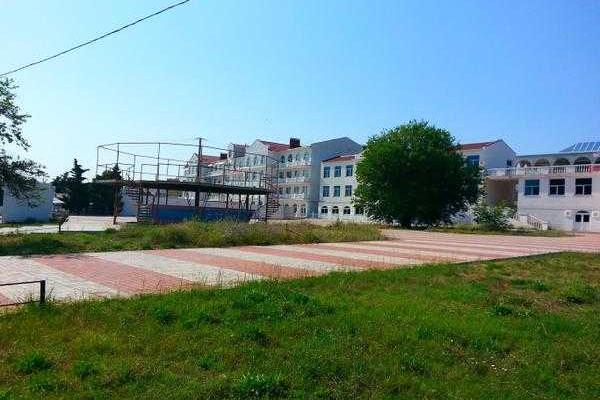 Фотоальбом: Разгар курортного сезона - пустые пляжи и пансионаты, скучающие продавцы и бармены Фотоальбом: Разгар курортного сезона - пустые пляжи и пансионаты, скучающие продавцы и бармены