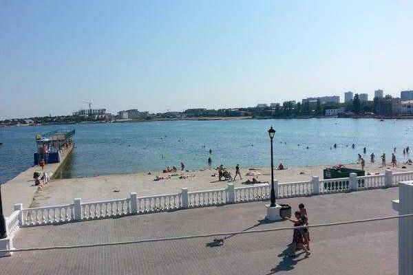 Фотоальбом: Разгар курортного сезона - пустые пляжи и пансионаты, скучающие продавцы и бармены Фотоальбом: Разгар курортного сезона - пустые пляжи и пансионаты, скучающие продавцы и бармены