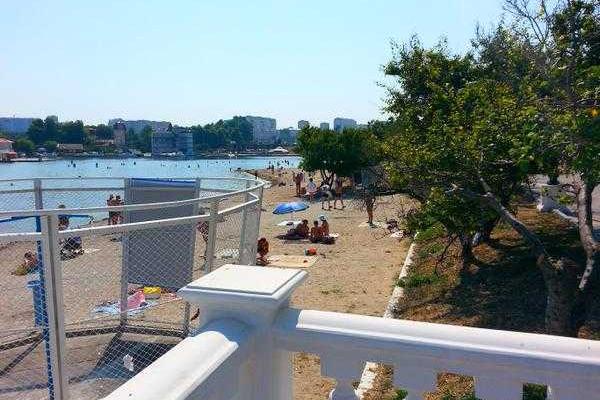 Фотоальбом: Разгар курортного сезона - пустые пляжи и пансионаты, скучающие продавцы и бармены Фотоальбом: Разгар курортного сезона - пустые пляжи и пансионаты, скучающие продавцы и бармены