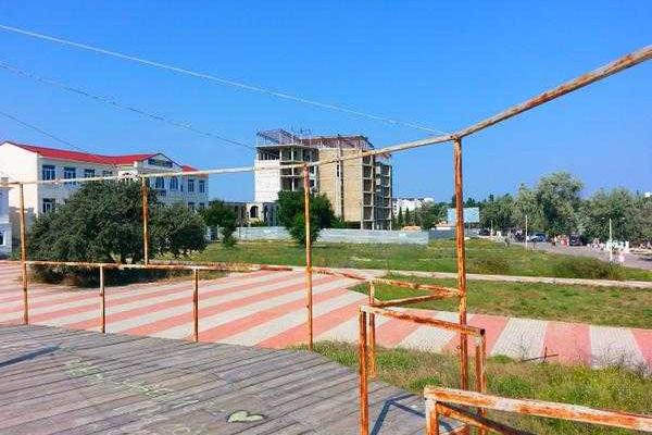 Фотоальбом: Разгар курортного сезона - пустые пляжи и пансионаты, скучающие продавцы и бармены Фотоальбом: Разгар курортного сезона - пустые пляжи и пансионаты, скучающие продавцы и бармены