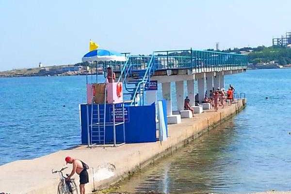 Фотоальбом: Разгар курортного сезона - пустые пляжи и пансионаты, скучающие продавцы и бармены Фотоальбом: Разгар курортного сезона - пустые пляжи и пансионаты, скучающие продавцы и бармены