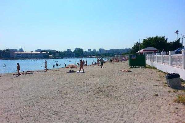 Фотоальбом: Разгар курортного сезона - пустые пляжи и пансионаты, скучающие продавцы и бармены Фотоальбом: Разгар курортного сезона - пустые пляжи и пансионаты, скучающие продавцы и бармены