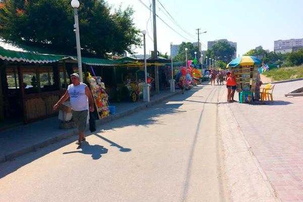 Фотоальбом: Разгар курортного сезона - пустые пляжи и пансионаты, скучающие продавцы и бармены Фотоальбом: Разгар курортного сезона - пустые пляжи и пансионаты, скучающие продавцы и бармены