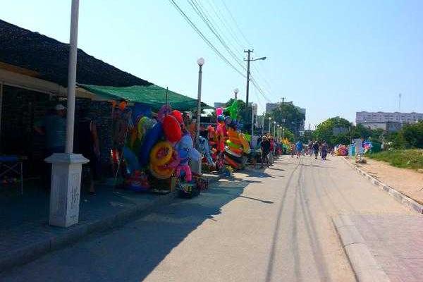 Фотоальбом: Разгар курортного сезона - пустые пляжи и пансионаты, скучающие продавцы и бармены Фотоальбом: Разгар курортного сезона - пустые пляжи и пансионаты, скучающие продавцы и бармены