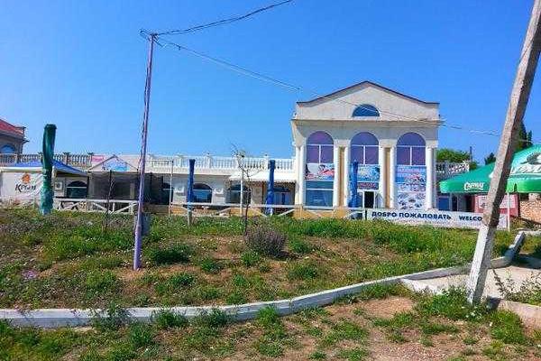 Фотоальбом: Разгар курортного сезона - пустые пляжи и пансионаты, скучающие продавцы и бармены Фотоальбом: Разгар курортного сезона - пустые пляжи и пансионаты, скучающие продавцы и бармены