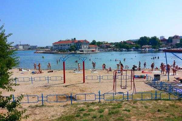 Фотоальбом: Разгар курортного сезона - пустые пляжи и пансионаты, скучающие продавцы и бармены Фотоальбом: Разгар курортного сезона - пустые пляжи и пансионаты, скучающие продавцы и бармены