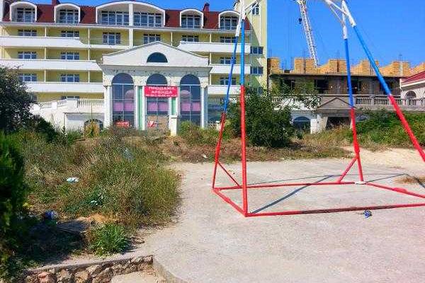 Фотоальбом: Разгар курортного сезона - пустые пляжи и пансионаты, скучающие продавцы и бармены Фотоальбом: Разгар курортного сезона - пустые пляжи и пансионаты, скучающие продавцы и бармены