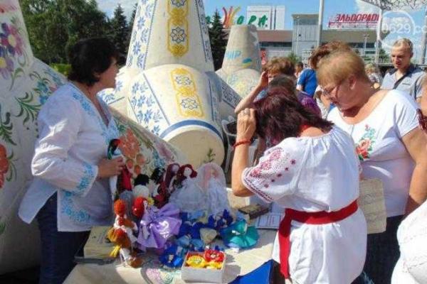 Благотворительную ярмарку для сбора средств в помощь бойцам АТО провели в Мариуполе