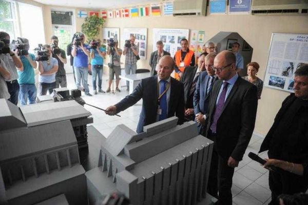 Фотоотчет: Рабочая поездка Арсения Яценюка на Чернобыльскую АЭС