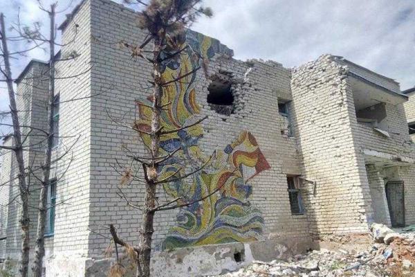 Когда-то в лагерях в Широкино звенел детский смех, после боевиков в развалинах шумит только ветер