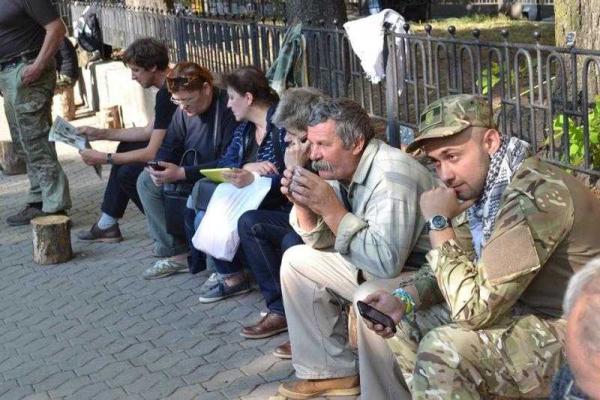 Националисты продолжают акцию под стенами Администрации Президента