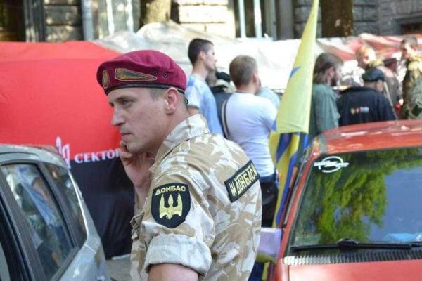 Националисты продолжают акцию под стенами Администрации Президента