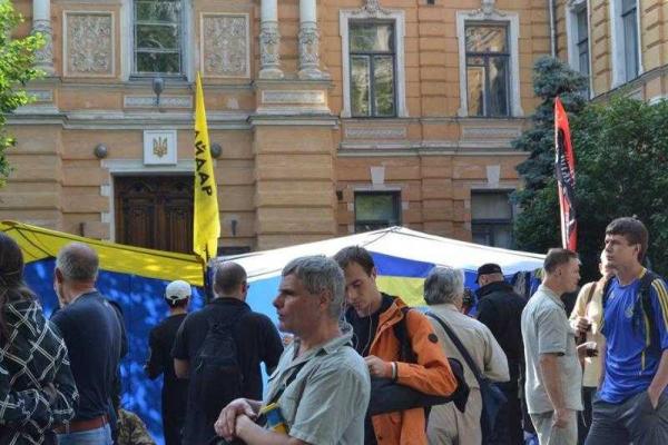 Националисты продолжают акцию под стенами Администрации Президента