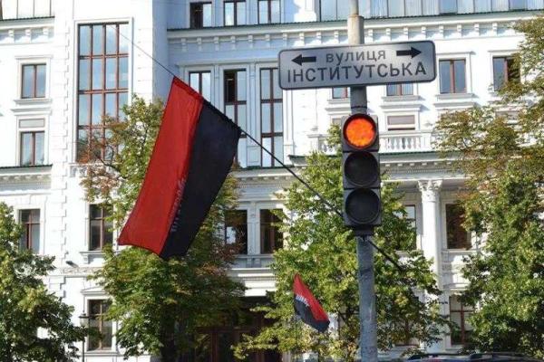 Националисты продолжают акцию под стенами Администрации Президента