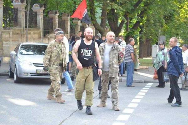 Националисты продолжают акцию под стенами Администрации Президента