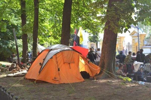 Националисты продолжают акцию под стенами Администрации Президента