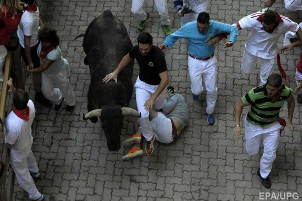 Фоторепортаж: забег с быками на фестивале в Испании Фоторепортаж: забег с быками на фестивале в Испании