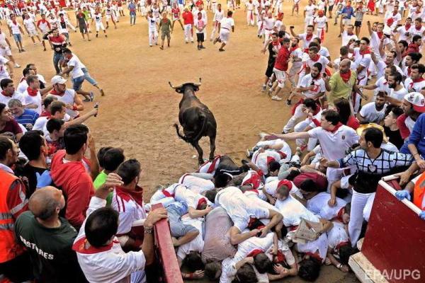 Фоторепортаж: забег с быками на фестивале в Испании Фоторепортаж: забег с быками на фестивале в Испании