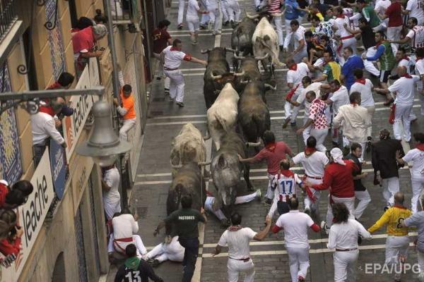 Фоторепортаж: забег с быками на фестивале в Испании Фоторепортаж: забег с быками на фестивале в Испании