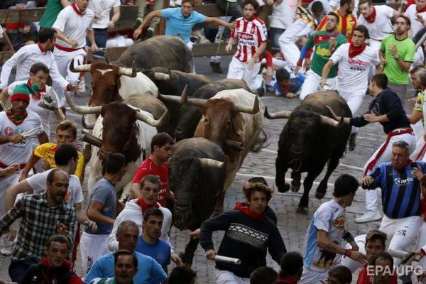 Фоторепортаж: забег с быками на фестивале в Испании Фоторепортаж: забег с быками на фестивале в Испании